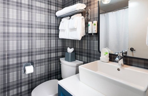 Steamboat Springs Hotel | Queen Rambler | Queen at Gravity Haus Steamboat, Hot Tub, Parking
