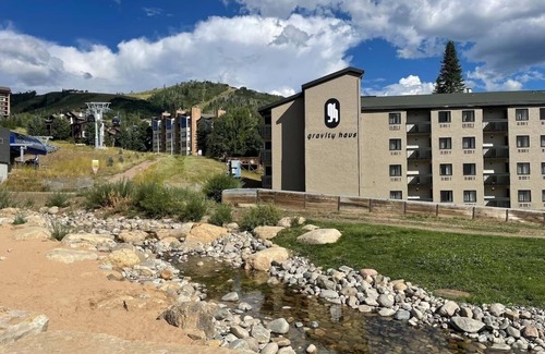 Steamboat Springs Hotel | Queen Rambler | Queen at Gravity Haus Steamboat, Hot Tub, Parking