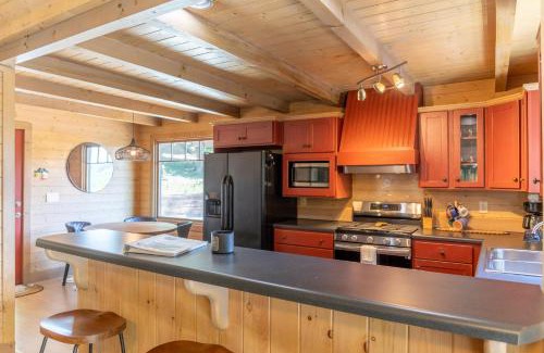 West Jefferson House | Queen Ridge Cabin