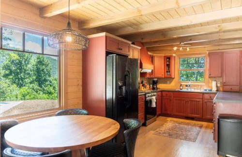 West Jefferson House | Queen Ridge Cabin