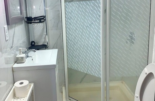 North End House | Queen Room at Blue House