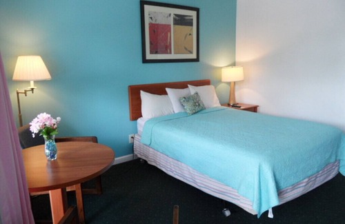 Lake George Hotel | QUEEN ROOM IN LAKE GEORGE-2