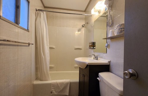 Lake George Hotel | QUEEN ROOM IN LAKE GEORGE-2