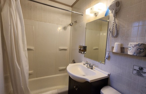 Lake George Hotel | QUEEN ROOM IN LAKE GEORGE-2