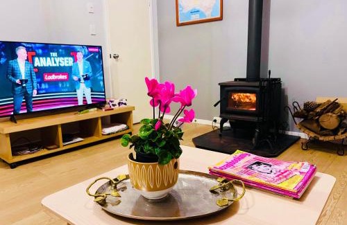 Karabar House | Queen Room in share house of De Murray B&B in Centre Queanbeyan & Canberra airport
