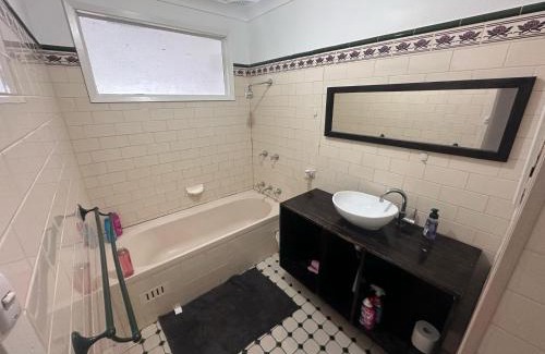 South Wentworthville House | Queen Room in Two Story House with Swimming Pool - SW3