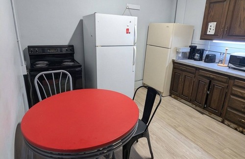 Robinson Apartment | Queen Room with Free Laundry