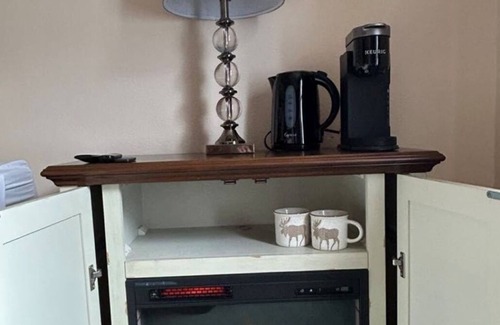 Seward Apartment | Queen Room with Ocean View – Bright & Comfortable