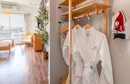 Queens House | Queen Studio in Stylish Family-Owned Gem Near Manhattan - Wheelchair Accessible