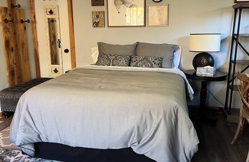 Willow Glen House | Queen studio, sleeps 2 people