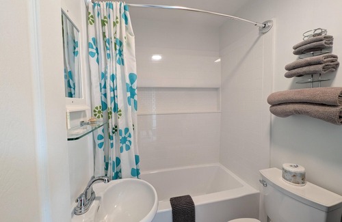 Ucluelet Hotel | Queen studio suite in Ucluelet.