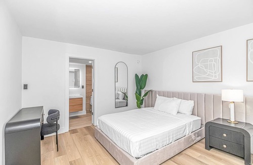 Downtown Myrtle Beach Hotel | Queen Suite/Fifth and Ocean