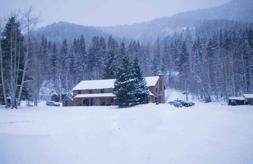 Pitkin County House | Queen + Twin Room Beyul Retreat