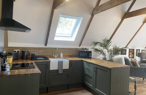 Par Cottage | QUEENSBURY LOFT, romantic, with a garden in Par