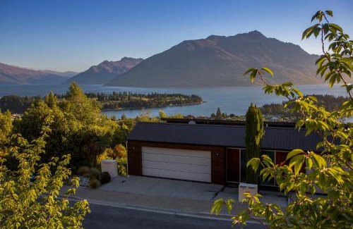Queenstown City Centre House | Queenscliff Villa - outstanding views and close to town