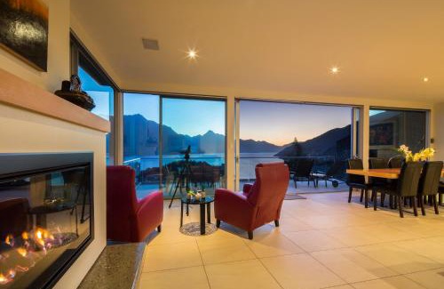 Queenstown City Centre House | Queenscliff Villa - outstanding views and close to town