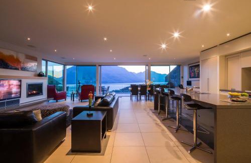 Queenstown City Centre House | Queenscliff Villa - outstanding views and close to town