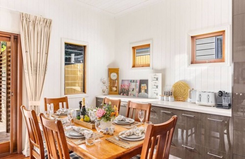 Coorparoo House | Queenslander w/large and comfy Patio/family Home