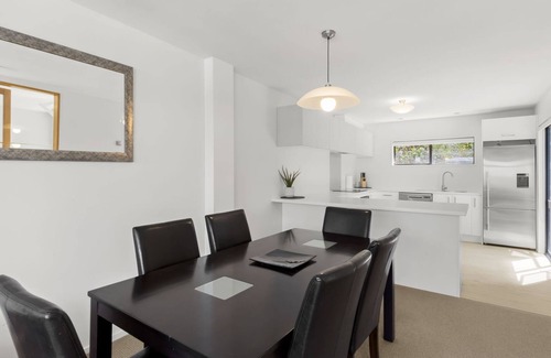Queenstown Apartment | Queenstown Escape | Heated Pool & Stunning Lake Views | 1 Bedroom