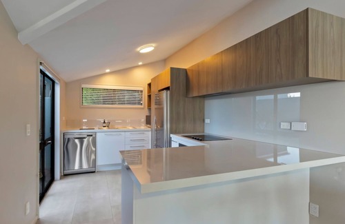 Queenstown Apartment | Queenstown Escape | Heated Pool & Stunning Lake Views | 1 Bedroom