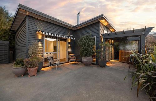 Kelvin Heights House | Queenstown Hot Tub Apartment