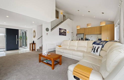 Frankton Cottage | Queenstown Lake Views - Upstairs Apartment