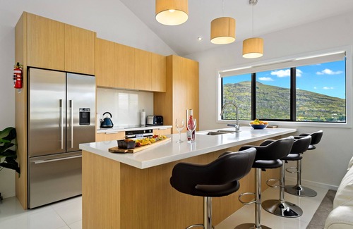 Frankton Cottage | Queenstown Lake Views - Upstairs Apartment