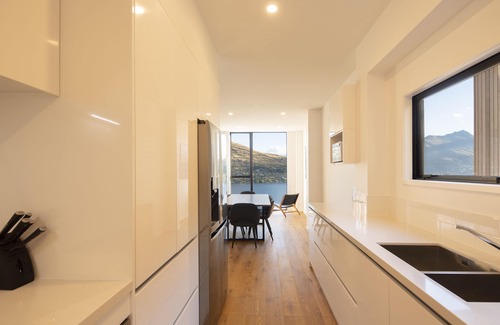Frankton Villa | Queenstown Mountain & Lake Views Villa