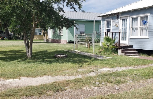 Rockport Cabin | Quick 2-5 minute walk to Old-Town Rockport