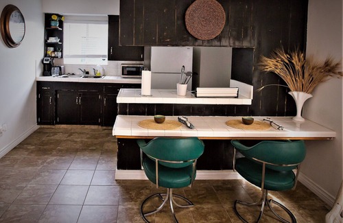 Oleander - Sunset House | Quiet 1 Bedroom Townhouse with Parking and Fast WiFi, Gated in Downtown