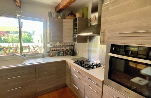 Lambesc House | Quiet 10-person house with independent studio. Countryside near village center.