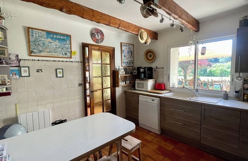 Lambesc House | Quiet 10-person house with independent studio. Countryside near village center.