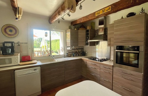Lambesc House | Quiet 10-person house with independent studio. Countryside near village center.