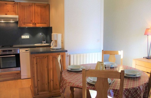 Les Claux Apartment | Quiet 2-room apartment, mezzanine, sleeps 6, near slopes and shops