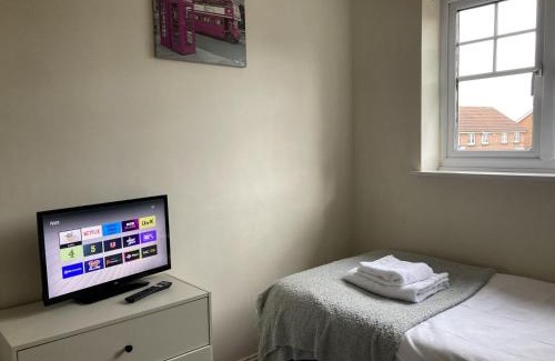 Bingham House | Quiet 3 bed semi with off street parking