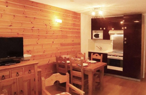 Les Orres Apartment | Quiet 3-room apartment, near center and slopes, forest view