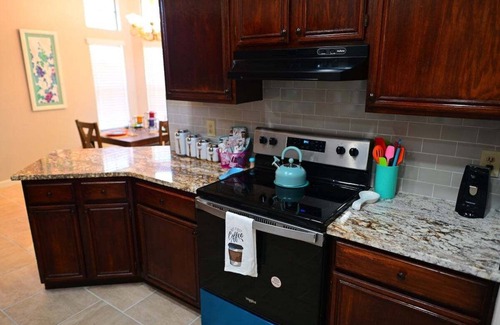 Ventura House | Quiet 3BR Home Near AT&T Center Furnished Mid-Term Stay w/Wi-Fi & W/D