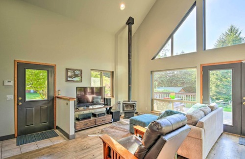 Rochester Cabin | Quiet 40-Acre Rochester Forest Lodge: Hot Tub!