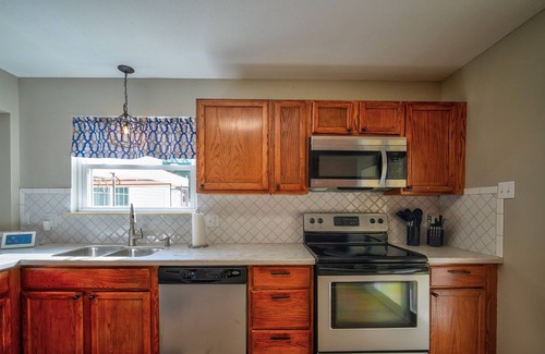 Warner Robins House | Quiet and cozy home with in-ground pool close to shopping.