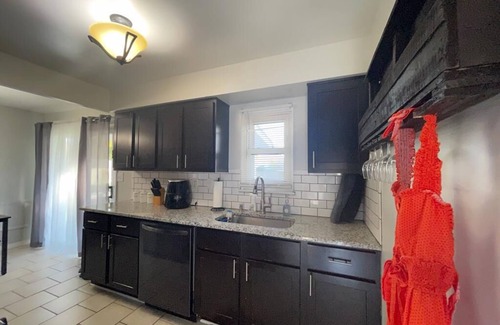 Old Brooklyn House | Quiet and Cozy home near HOSPITALS!