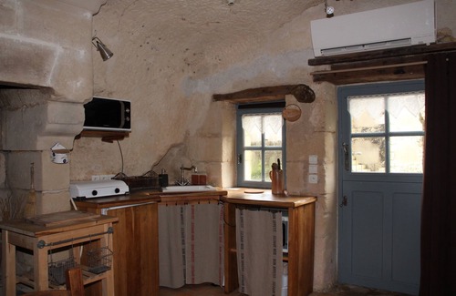 Villaines-les-Rochers Cottage | Quiet and green 3-star cave lodging