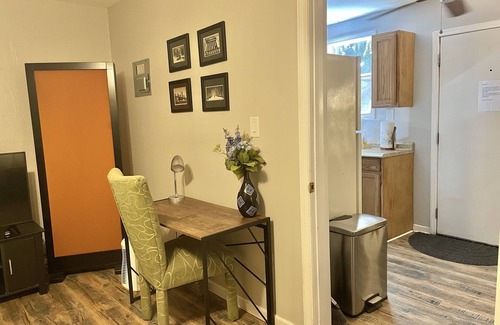 Tallahassee House | Quiet and Private also dog friendly. Close to FSU, FAMU, Capitol. Lots of trees