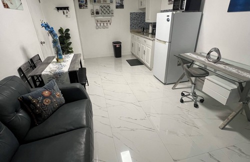 West Park Apartment | Quiet and private apartment in Hollywood!