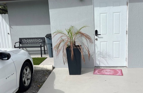 West Park Apartment | Quiet and private apartment in Hollywood!