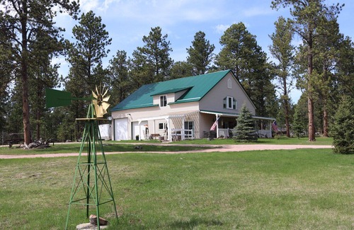 Custer House | Quiet and Secluded - Perfect setting for your getaway - Beautiful & Convenient