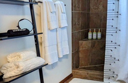 Elgin House | Quiet and Unique 2BR on Winery Row - The Elgin Project