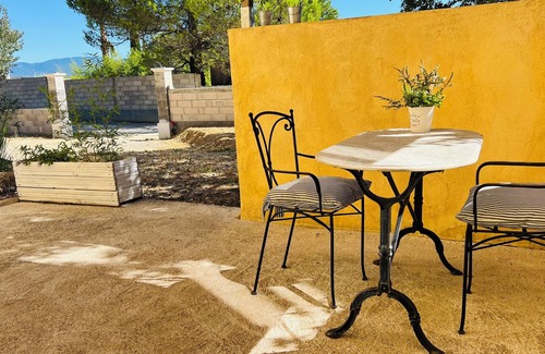 Le Puy-Sainte-Reparade Apartment | Quiet apartment in Provencal countryside