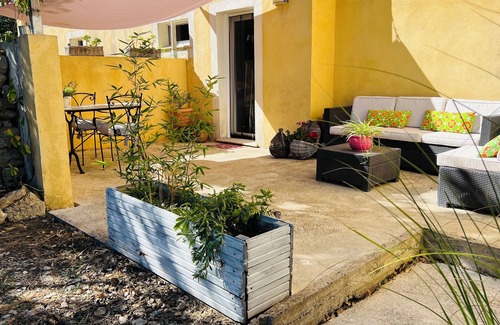 Le Puy-Sainte-Reparade Apartment | Quiet apartment in Provencal countryside