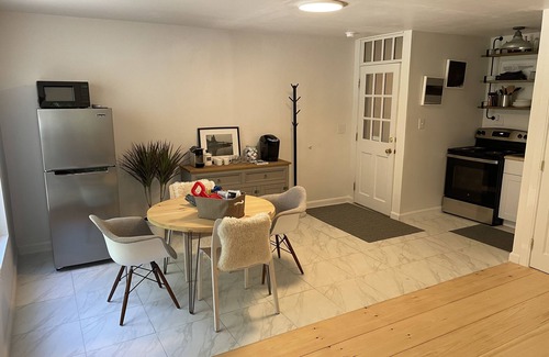 Mac Mahan House | Quiet Brand new Duplex in law suite