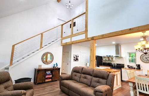 Fresno Cabin | Quiet cabin 30 min from wineries, restaurants, Sugar Creek & Walnut Creek.